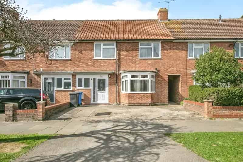 Spacious Family Home with Landscaped Garden and Cabin