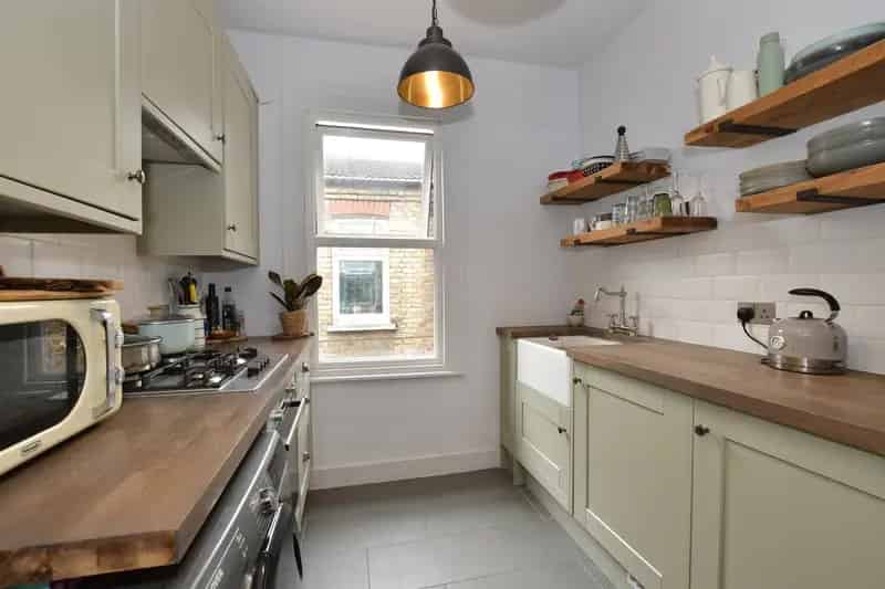 2 Bedroom Maisonette For Sale Near Lea Bridge Station