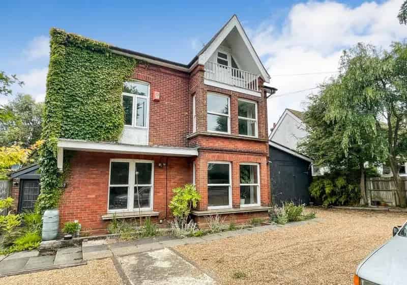 6 Bedroom Detached House For Sale
