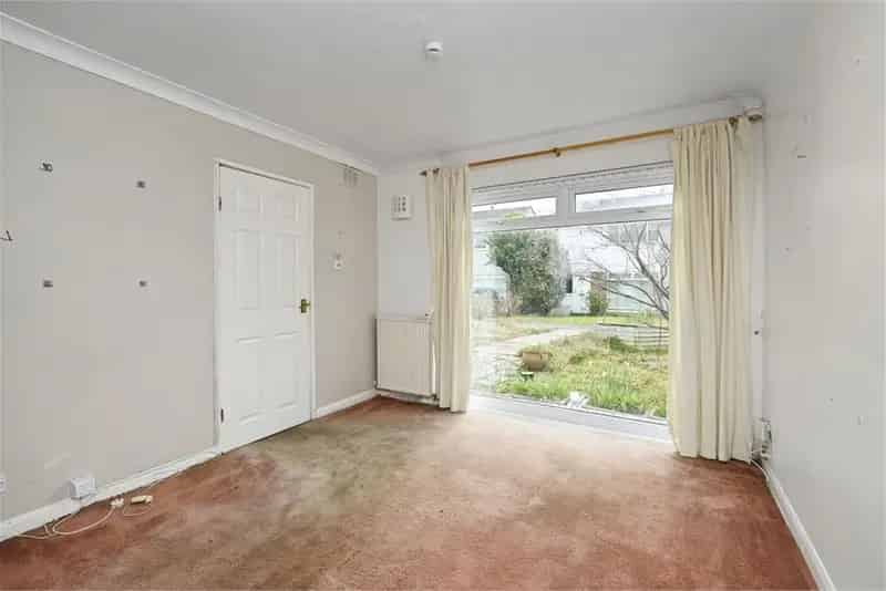 2 Bed Semi Detached House 2 Reception Rooms Gardens