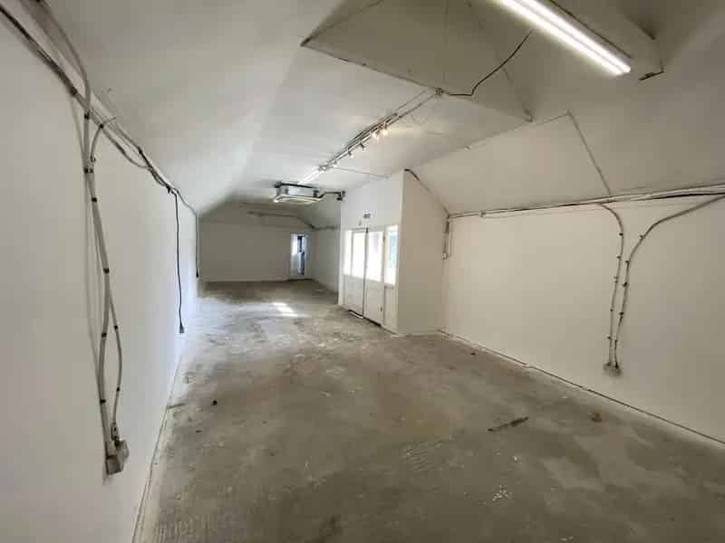 Refurbished Commercial Unit 1608 sq ft Retail Space