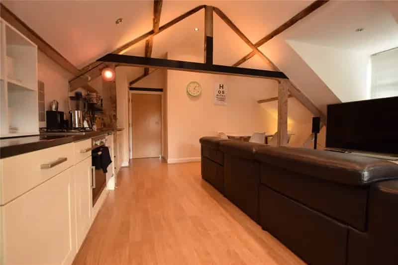 Modern 2-Bed Top Floor Apartment Boston Spa