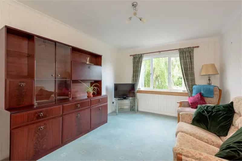2 Bed Ground Floor Flat with Garden and Parking