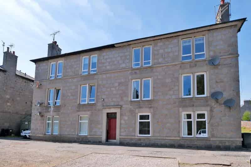 Immaculate 2-Bedroom Flat Extensively Renovated