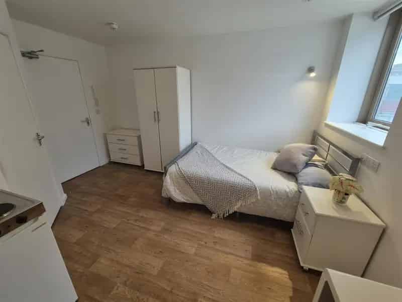 Studio Flat in Lansdowne Bracken House