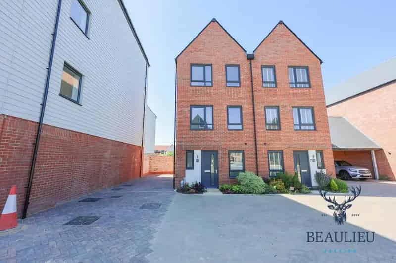 4 bedroom semi-detached house to rent