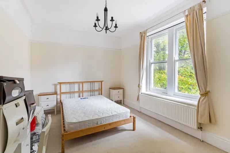 3 Bedroom Flat for Sale in Clifton