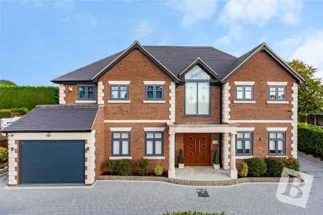 Seven Bedroom Detached House Emerson Park