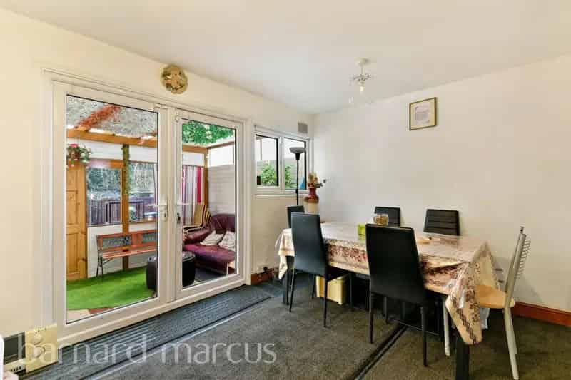 3 Bed House Near Feltham Train Station Large Garden