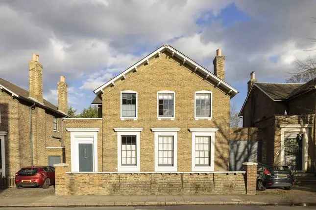 Detached House for Sale in Peckham SE15