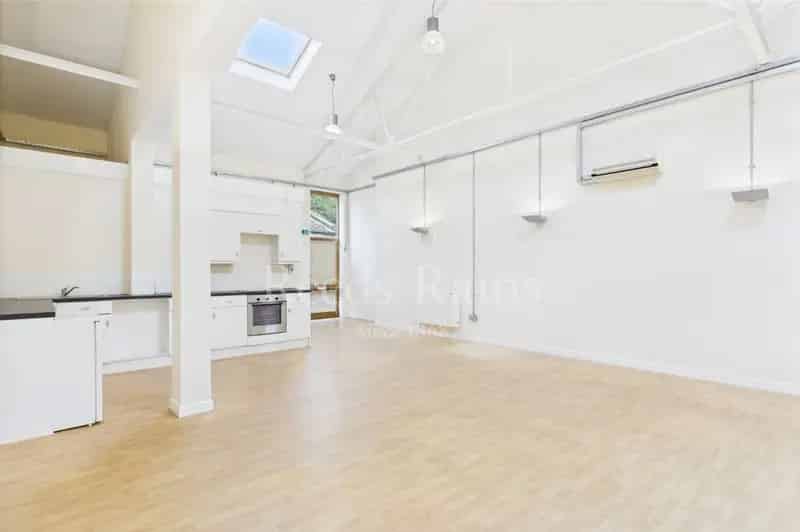 Studio Work Live Space Flat to Rent Swanley Kent BR8