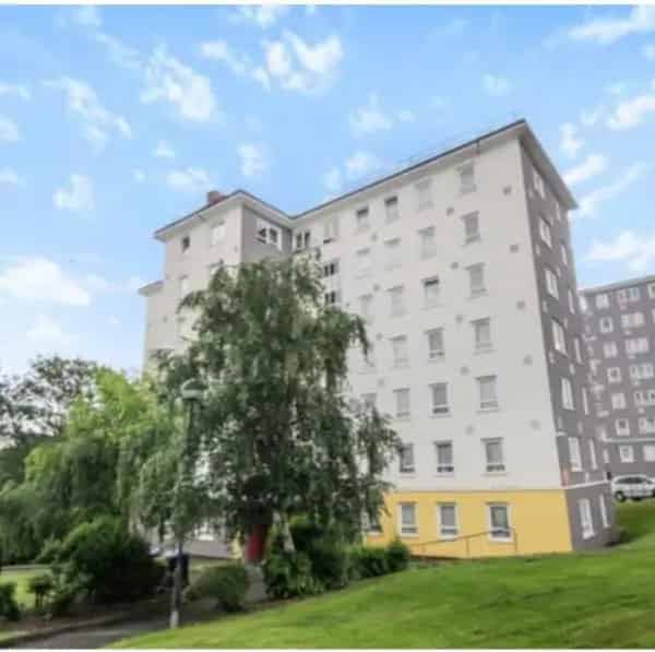 2 Double Bedroom Flat 4th Floor Lift Access Separate Kitchen Bathroom
