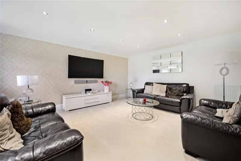 5 Bedroom Detached House with Planning Permission for Extension