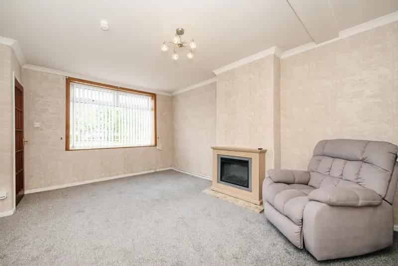 Spacious 2-Bed House with Garden and Parking
