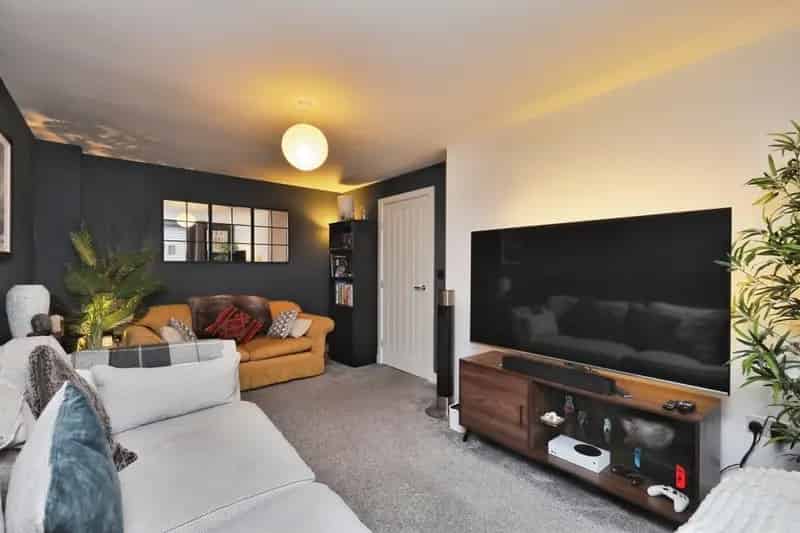 3 Bed Semi-Detached House with Driveway and Garden