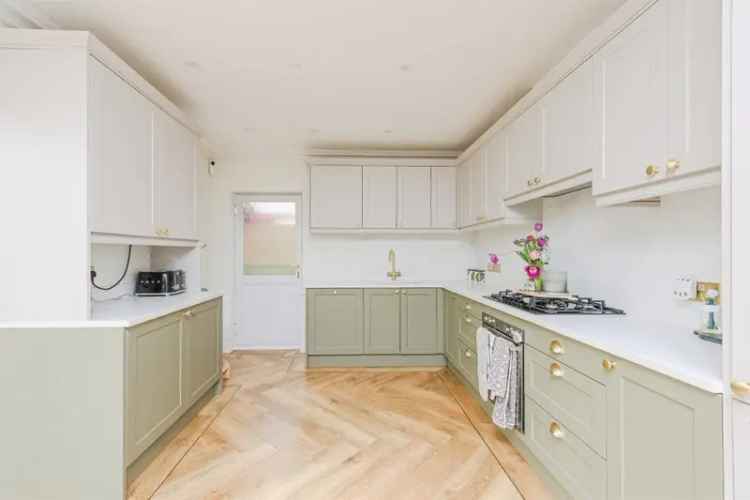 4 Bedroom Detached House with Modern Kitchen and Large Garden