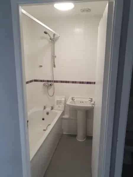 2-Bed Flat near Keynsham Station - Easy Luton Airport Access