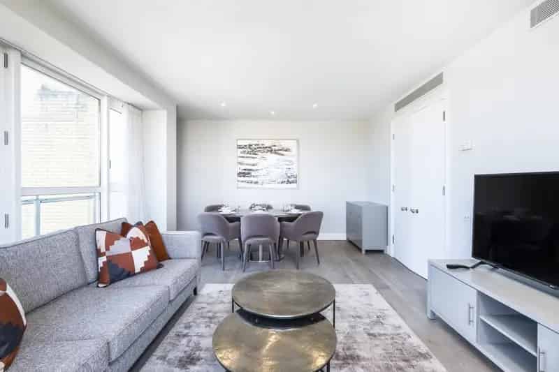 2 Bedroom Apartment Canary Wharf - Premium Riverside Living