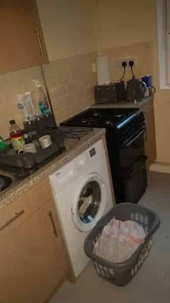 Large 1 Bed Flat Near Shopping Centre