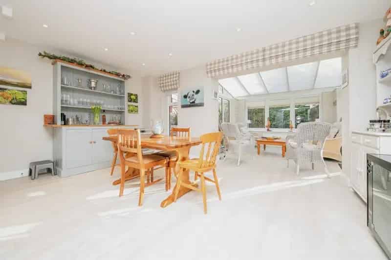 Spacious Family Home with Four Bedrooms and Double Garage