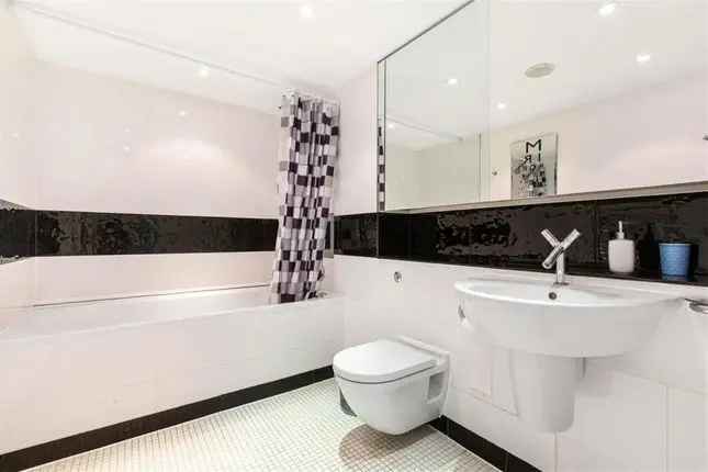 Flat for sale in Queenstown Road, Centurion Building, Chelsea, London SW8