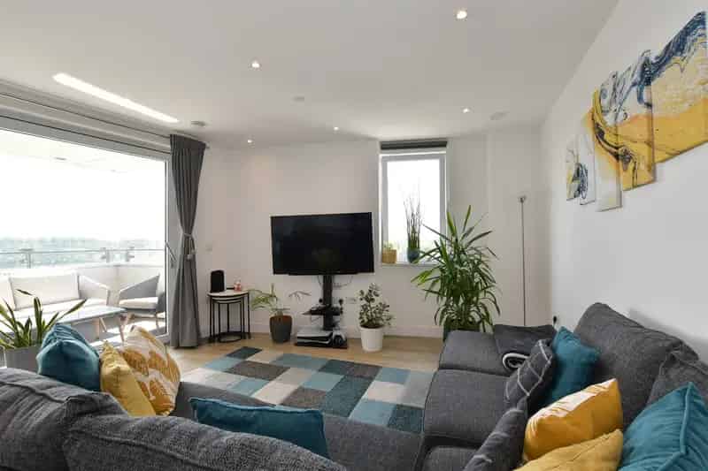 2 Bedroom Flat for Sale in Beck Square