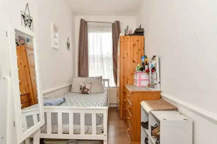 3 Bedroom Flat for Sale Near Ilford Station and Westfield
