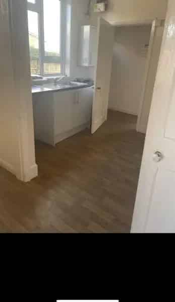2 Bed Flat Near Shops and Schools