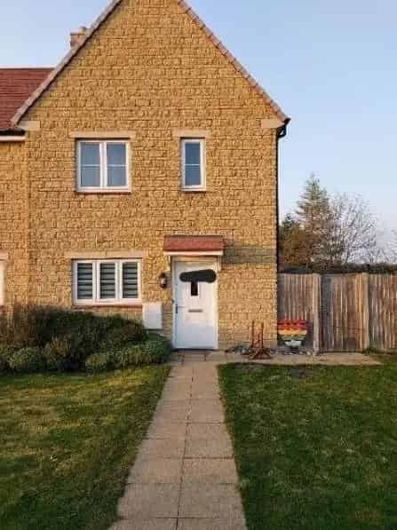 2 Bed House with Large Garden and Parking
