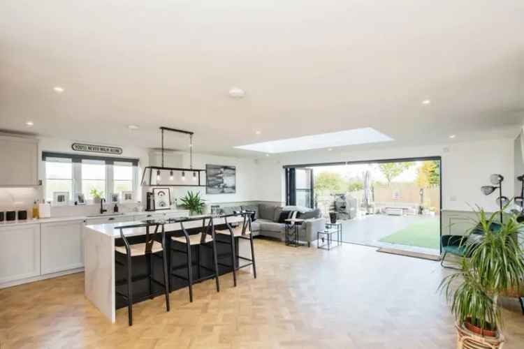 Stunning 3-Bed Detached House in Leverstock Green