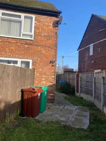 2 Bed Ground Floor Flat Large Garden Near Park and Metrolink
