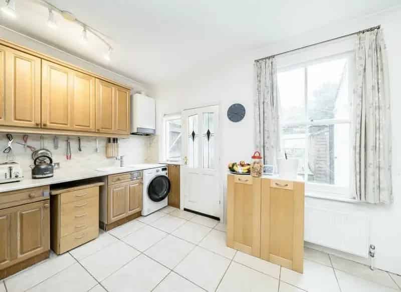 4 Bedroom Victorian Home Drayton's Area Near West Ealing Station