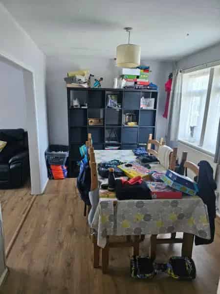 3 Bed House Large Garden Parking Near School Shops