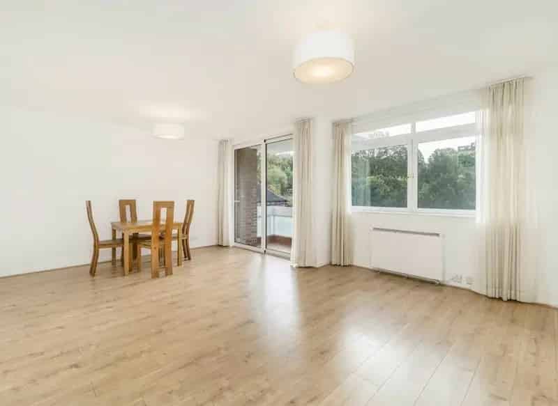Spacious 1st Floor Flat with Golf Course Views and Parking