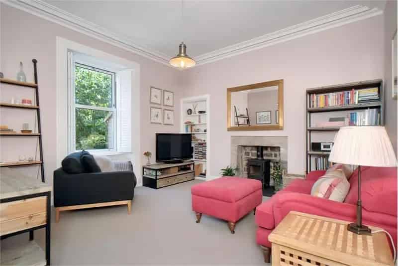 1 Bed Flat - Maindoor with 1 Reception Room
