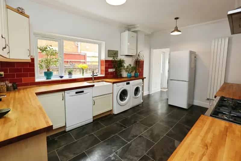 Spacious 4-Bedroom Semi-Detached Home in Eastleigh
