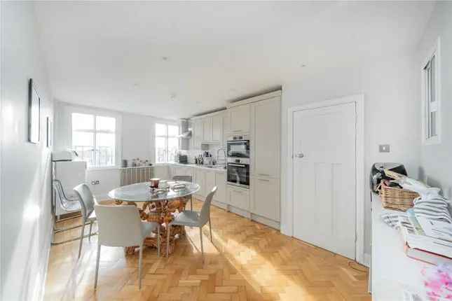 3-Bed Flat Baker Street London NW1 - Luxurious Mansion Block Apartment