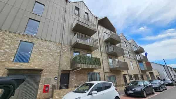 2-Bedroom Maisonette Near Borehamwood Station