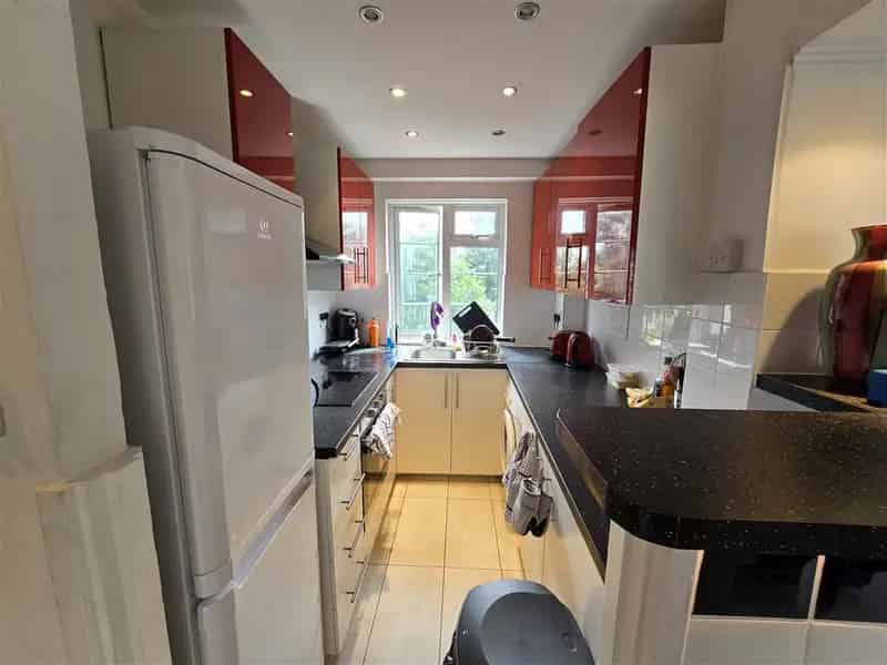 3 Double Bedroom Flat Chiswick Village Newly Refurbished