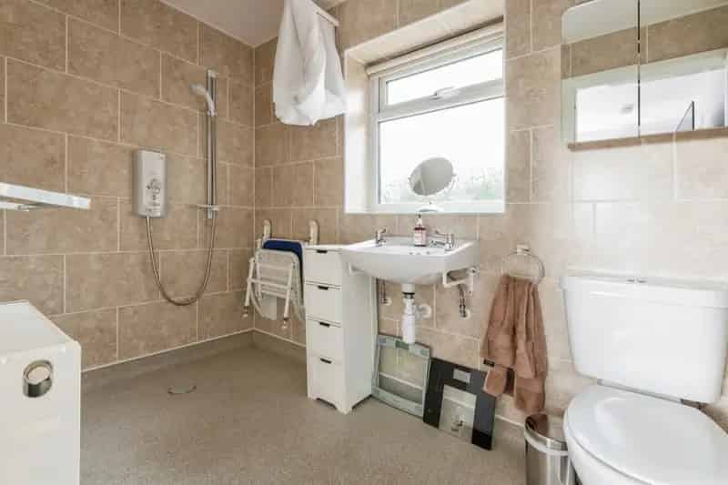 4 Bedroom 2 Bathroom Modern Home with Downstairs Ensuite Extension