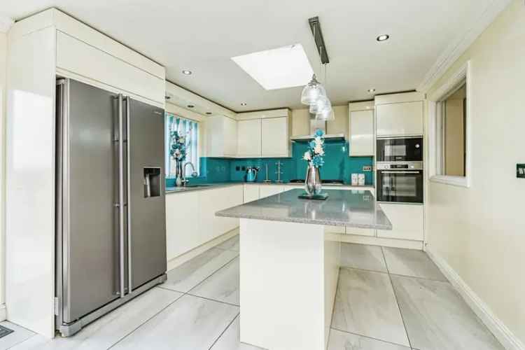 Four Bedroom Detached House with Driveway and Garage