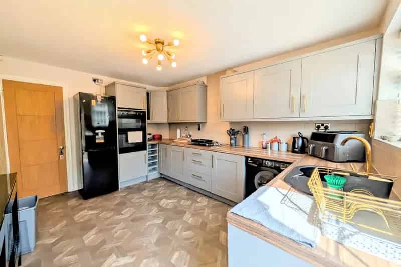 4 Double Bed Detached House with Off Street Parking and Ensuite