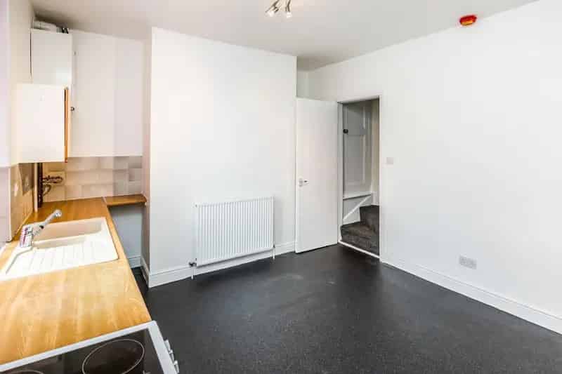 Four Bedroom House in Sowerby Bridge