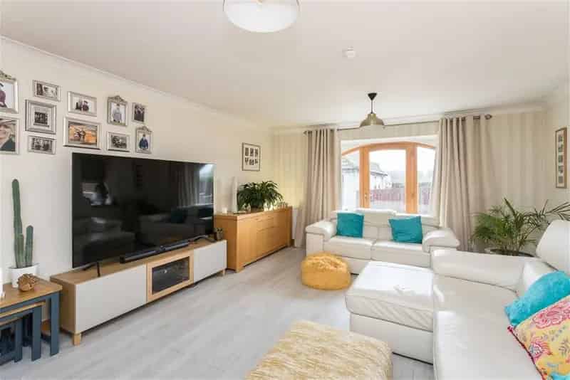 5 Bed Detached House with 1 Reception Room and Large Garden