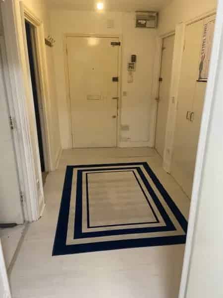 Two Bedroom Flat with Driveway and Parking near Amenities