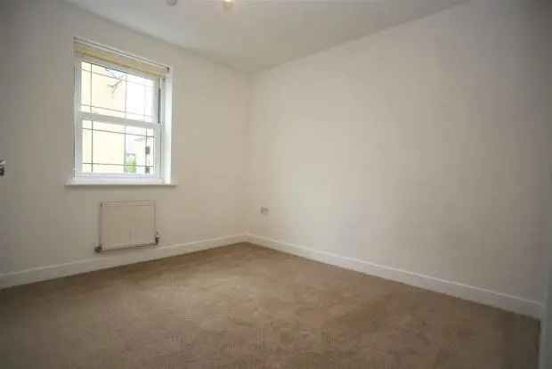4 Bedroom Family Home To Let - Spacious Terrace House