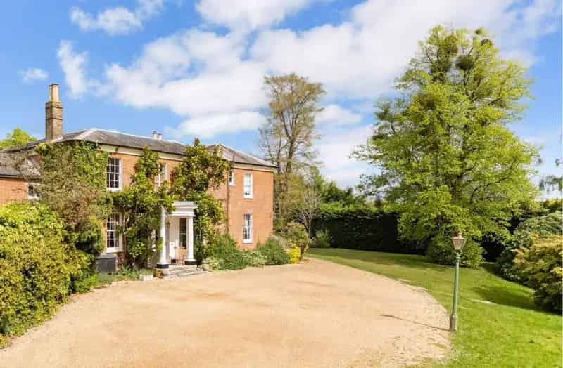6 Bedroom Detached House for Sale