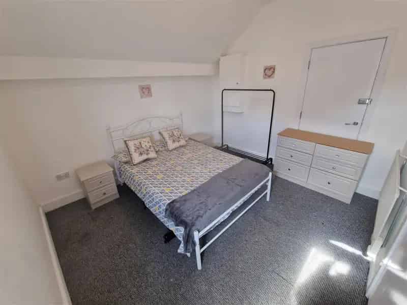1 Bedroom Flat in The Triangle Fully Furnished Central Location
