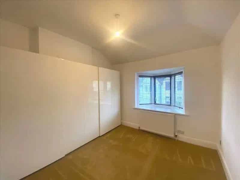 2 Bed Flat for Sale Leigh - Parking Garage Garden
