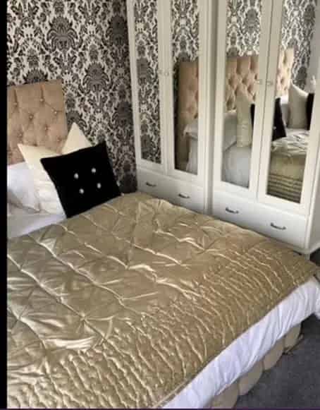 2 Bed Flat Modern Building Off Street Parking Near Beach Train Station